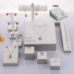 珠寶展示的藝術(shù) 漫誠黑色繡花項鏈盤，細(xì)節(jié)處彰顯專業(yè)魅力